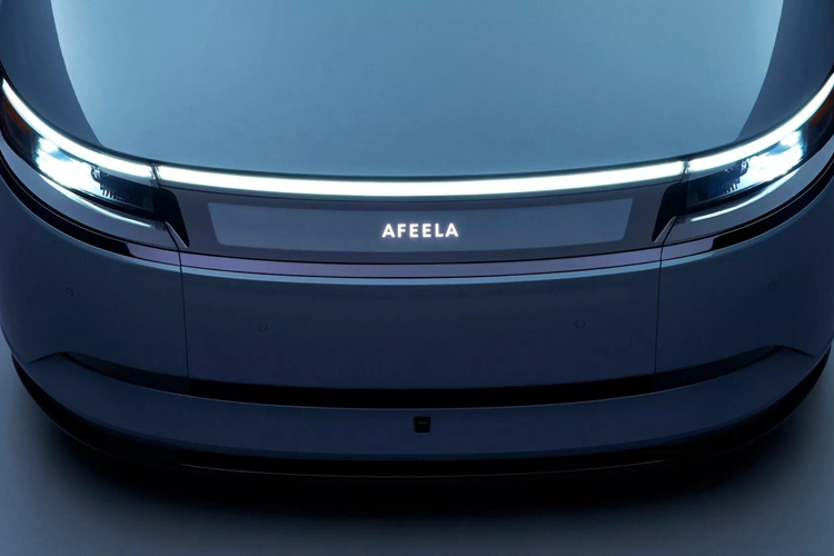 Di chuyển vào bên trong, có thể thấy một cabin quen thuộc, hầu như không thay đổi so với nguyên mẫu từ thời CES 2023. Những điểm mới bao gồm bảng điều khiển trung tâm được sửa đổi và dường như có thêm bộ sạc điện thoại thông minh không dây kép. Ngoài ra còn có vô-lăng được sửa đổi nhẹ, gương chiếu hậu mới và hệ thống giám sát.