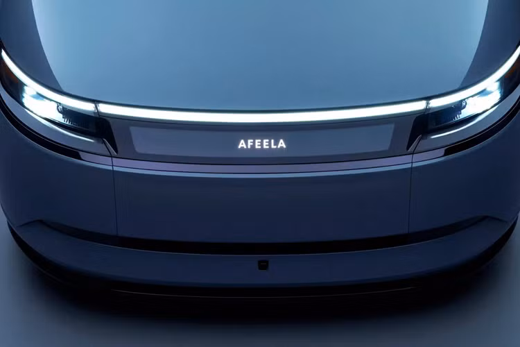 Di chuyển vào bên trong, có thể thấy một cabin quen thuộc, hầu như không thay đổi so với nguyên mẫu từ thời CES 2023. Những điểm mới bao gồm bảng điều khiển trung tâm được sửa đổi và dường như có thêm bộ sạc điện thoại thông minh không dây kép. Ngoài ra còn có vô-lăng được sửa đổi nhẹ, gương chiếu hậu mới và hệ thống giám sát.