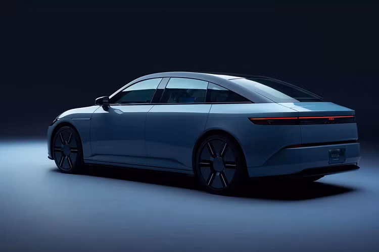 Ngoài ra, Sony Honda Mobility còn hợp tác với các công ty trong lĩnh vực trò chơi giải trí như Epic Games và Polyphony Digital (nổi tiếng với tựa game đua xe Gran Turismo) nhằm đem trải nghiệm “như chơi PlayStation” vào trong xe. Bản mẫu thử nghiệm trưng bày lần này của Afeela đã đạt đến mức gần nhất có thể với xe thương mại hoàn chỉnh, dự kiến ra mắt chính thức trong thời gian tới.