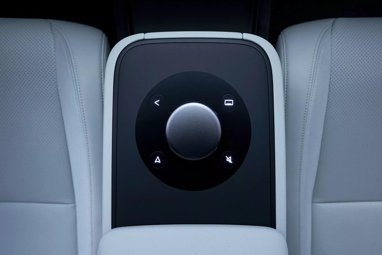 Điều này giúp cho người trong xe có thể nhận biết thêm về các chướng ngại vật hoặc mối nguy hiểm trên đường mà khó nhìn thấy bằng mắt thường. Tại CES 2024, chiếc xe điện Afeela mặc dù vẫn chỉ ở dạng nguyên mẫu thử nghiệm, nhưng đã được trau chuốt lại và có thêm một số cải tiến so với chính nó cách đây 1 năm.