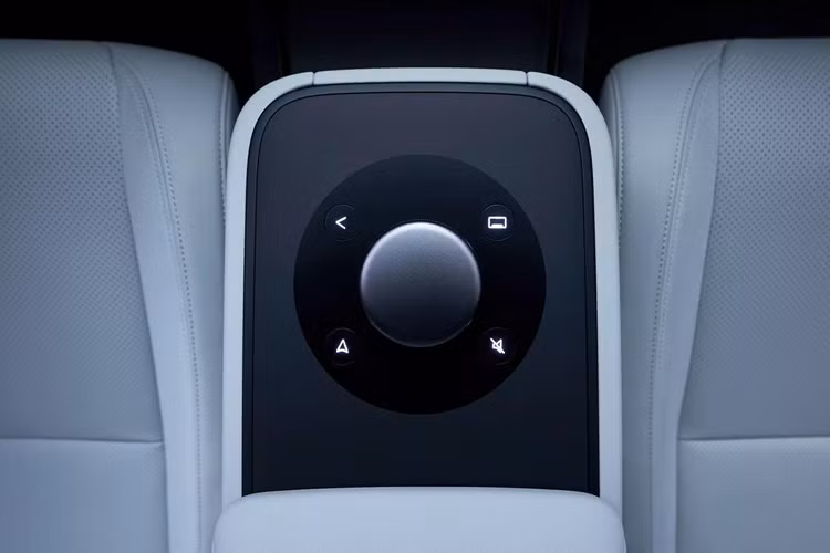 Điều này giúp cho người trong xe có thể nhận biết thêm về các chướng ngại vật hoặc mối nguy hiểm trên đường mà khó nhìn thấy bằng mắt thường. Tại CES 2024, chiếc xe điện Afeela mặc dù vẫn chỉ ở dạng nguyên mẫu thử nghiệm, nhưng đã được trau chuốt lại và có thêm một số cải tiến so với chính nó cách đây 1 năm.