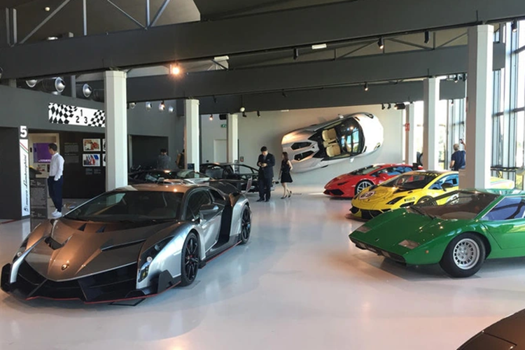 Lamborghini Revuelto có mức tiêu thụ nhiên liệu chỉ 11,86 lít/100 km, quá lợi xăng so với dòng Aventador có mức tiêu thụ từ 22 lít đến 31 lít/100 km. Trước khi mua siêu xe Revuelto, Minh Nhựa đã trải nghiệm qua nhiều dòng siêu xe của Lamborghini như Murcielago với chiếc LP670-4 SV, bản giới hạn 186 xe trên toàn cầu.