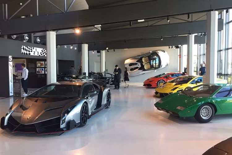 Lamborghini Revuelto có mức tiêu thụ nhiên liệu chỉ 11,86 lít/100 km, quá lợi xăng so với dòng Aventador có mức tiêu thụ từ 22 lít đến 31 lít/100 km. Trước khi mua siêu xe Revuelto, Minh Nhựa đã trải nghiệm qua nhiều dòng siêu xe của Lamborghini như Murcielago với chiếc LP670-4 SV, bản giới hạn 186 xe trên toàn cầu.