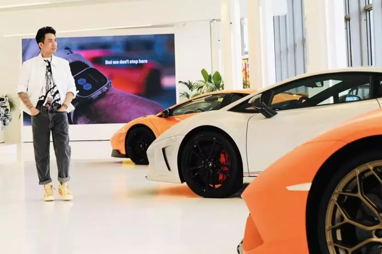 Giá lăn bánh Lamborghini Revuelto tại Việt Nam sẽ trên 50 tỷ đồng, ngang với siêu xe mui trần Ferrari SF90 Spider đã có 2 xe về Việt Nam. Là siêu xe thương mại đầu tiên của Lamborghini được trang bị hệ truyền động plug-in hybrid (PHEV)