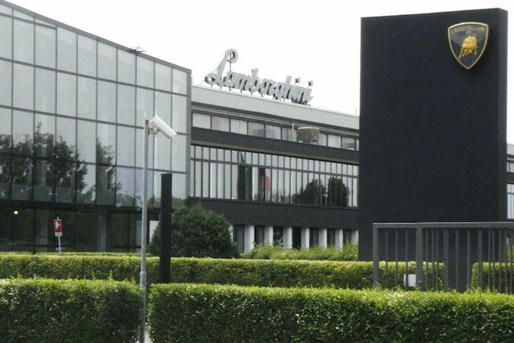 Aventador từng qua tay Minh Nhựa có 2 phiên bản là tiêu chuẩn mang tên LP700-4 và giới hạn là Aventador LP750-4 SV, ngoài ra còn có siêu SUV Lamborghini Urus, cả dàn xe Lamborghini này đều là 1 trong các xe đầu tiên về nước, thậm chí, chiếc Lamborghini Murcielago LP670-4 SV vẫn chưa có xe thứ 2 xuất hiện.