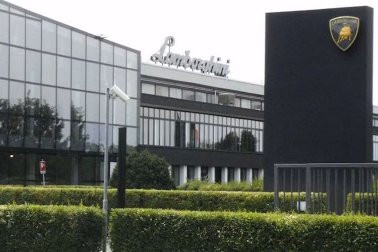 Aventador từng qua tay Minh Nhựa có 2 phiên bản là tiêu chuẩn mang tên LP700-4 và giới hạn là Aventador LP750-4 SV, ngoài ra còn có siêu SUV Lamborghini Urus, cả dàn xe Lamborghini này đều là 1 trong các xe đầu tiên về nước, thậm chí, chiếc Lamborghini Murcielago LP670-4 SV vẫn chưa có xe thứ 2 xuất hiện.