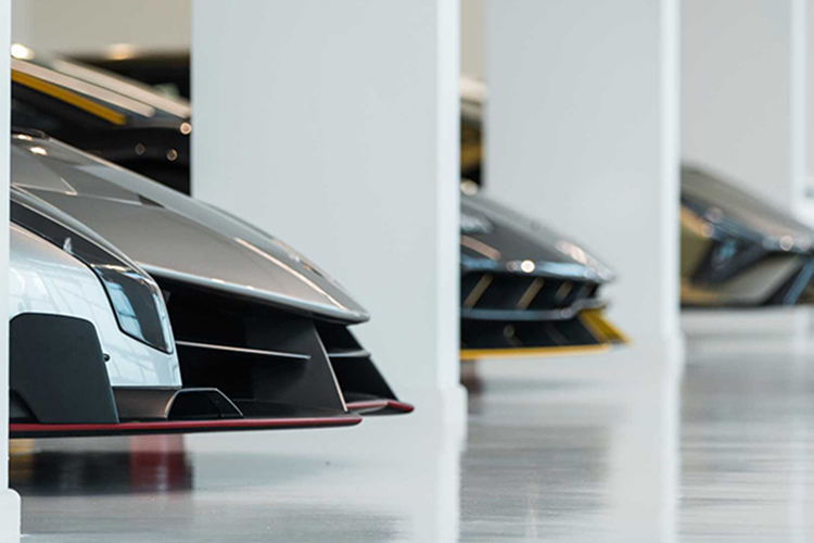 So với đàn anh Lamborghini Aventador Ultimae, siêu xe mới này tăng tốc nhanh hơn nhưng vận tốc tối đa thấp hơn 5 km/h, thậm chí so với đối thủ Ferrari SF90 Stradale, siêu xe Lamborghini Revuelto dù dùng máy mạnh hơn, công suất cao hơn nhưng 0-100 km/h tương đương nhau.