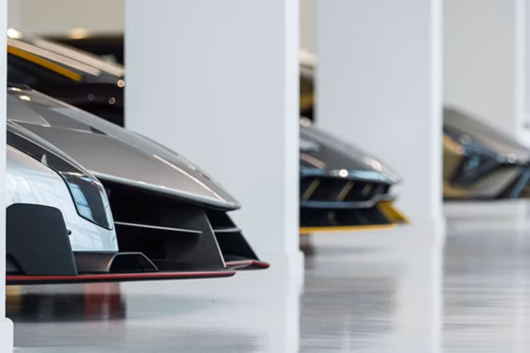 So với đàn anh Lamborghini Aventador Ultimae, siêu xe mới này tăng tốc nhanh hơn nhưng vận tốc tối đa thấp hơn 5 km/h, thậm chí so với đối thủ Ferrari SF90 Stradale, siêu xe Lamborghini Revuelto dù dùng máy mạnh hơn, công suất cao hơn nhưng 0-100 km/h tương đương nhau.