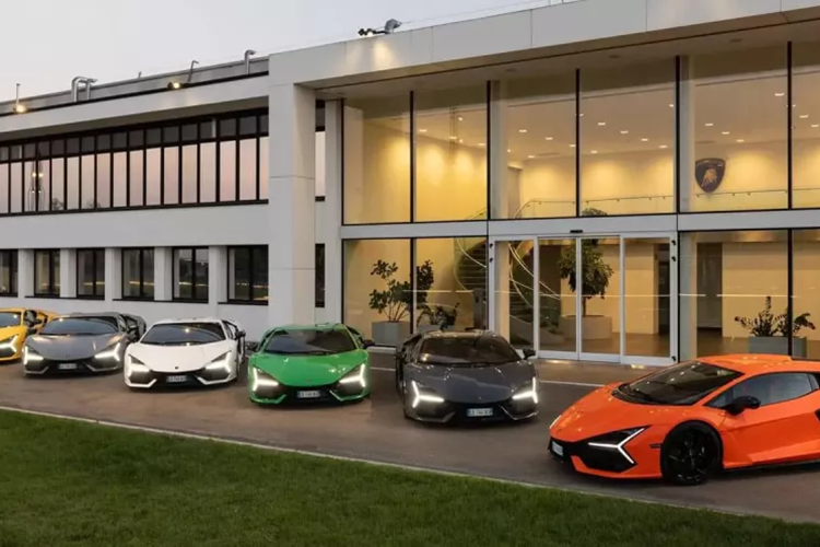 Đáng chú ý, trước khi nhận bàn giao chiếc coupe siêu sang chạy điện Spectre, đại gia này cũng đã ghé thăm đại bản doanh của hãng xe Rolls-Royce, vì thế, động thái chia sẻ hình ảnh đến tham quan bảo tàng của hãng xe Lamborghini nhiều khả năng là Minh Nhựa ngầm xác nhận sẽ sớm nhận bàn giao siêu xe hybrid Revuelto.