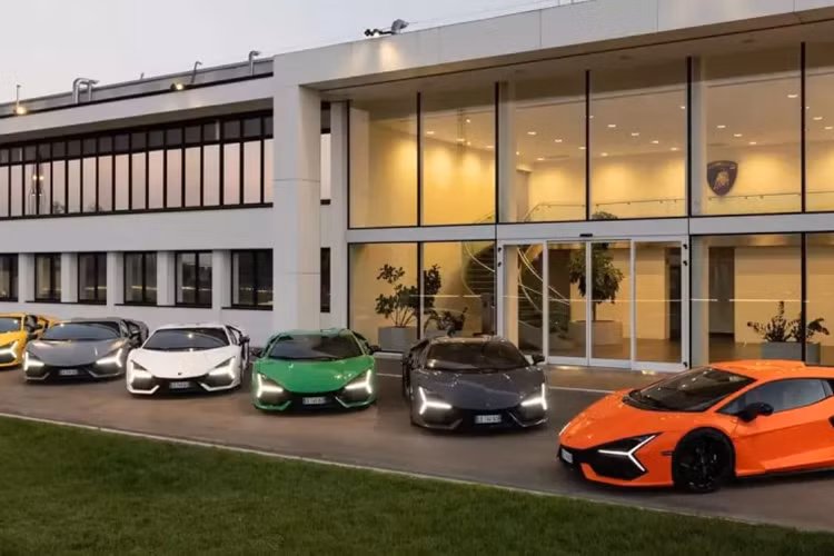 Đáng chú ý, trước khi nhận bàn giao chiếc coupe siêu sang chạy điện Spectre, đại gia này cũng đã ghé thăm đại bản doanh của hãng xe Rolls-Royce, vì thế, động thái chia sẻ hình ảnh đến tham quan bảo tàng của hãng xe Lamborghini nhiều khả năng là Minh Nhựa ngầm xác nhận sẽ sớm nhận bàn giao siêu xe hybrid Revuelto.