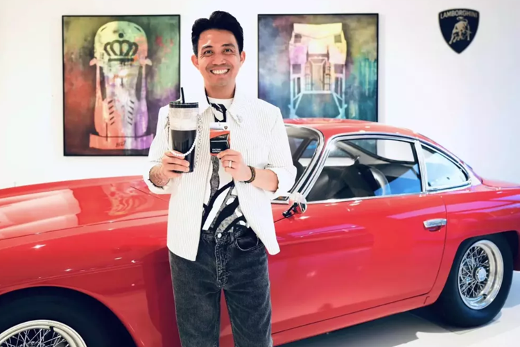 Vào tháng 11/2023, ông Phạm Trần Nhật Minh hay còn gọi là Minh Nhựa chia sẻ Lamborghini Revuelto với dàn xe đủ màu sắc đỗ trước 1 showroom xe chính hãng ở nước ngoài, điều này đã khiến không ít người mê xe thích thú. "Để đó và ngó", Minh Nhựa chia sẻ trong bài đăng đó