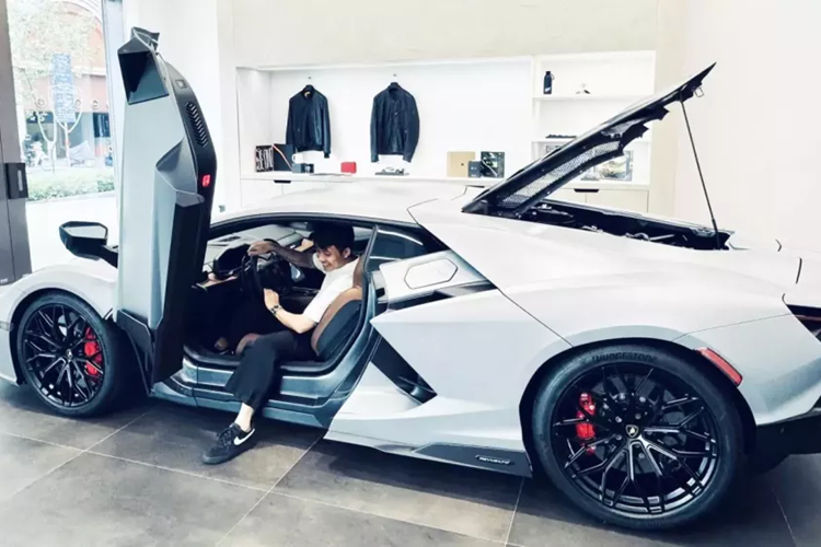 Tuy nhiên, trong bài đăng gần đây khi du lịch đến Ý, con trai của đại gia Phạm Văn Mười đã ngầm xác nhận sẽ sớm nhận bàn giao xe Lamborghini Revuelto tại Việt Nam. Cụ thể là Minh Nhựa đã có chuyến tham quan tại viện bảo tàng của hãng siêu xe Lamborghini, nơi đây trưng bày các mẫu xe bò tót từ khi mới thành lập, cho đến hiện nay