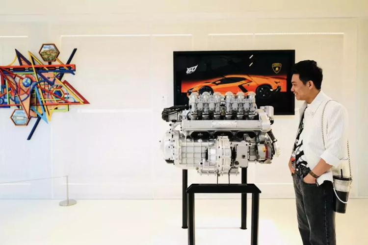 Vài tháng sau, tay chơi xe này đã có dịp diện kiến chiếc siêu xe hybrid đầu tiên của Lamborghini ngay tại Việt Nam. Chiếc siêu xe Lamborghini Revuelto này dù chỉ là hàng tạm nhập tái xuất, nhưng cũng đủ làm cho Minh Nhựa phải say mê, cũng như khám phá chi tiết hơn, nhưng chưa có lời xác nhận nào về việc mua xe của đại gia này