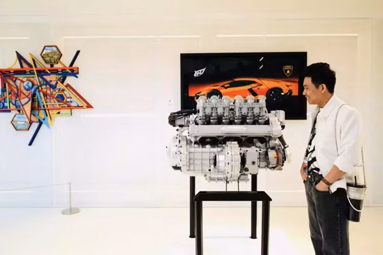 Vài tháng sau, tay chơi xe này đã có dịp diện kiến chiếc siêu xe hybrid đầu tiên của Lamborghini ngay tại Việt Nam. Chiếc siêu xe Lamborghini Revuelto này dù chỉ là hàng tạm nhập tái xuất, nhưng cũng đủ làm cho Minh Nhựa phải say mê, cũng như khám phá chi tiết hơn, nhưng chưa có lời xác nhận nào về việc mua xe của đại gia này