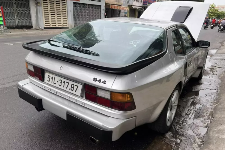 Porsche giới thiệu mẫu xe 944 vào năm 1982 để thay thế mẫu xe 924. Porsche tuyên bố thời gian tăng tốc từ 0–97 km/h là dưới 9 giây. Chiếc xe có trọng lượng phân bổ gần như đều từ trước ra sau (50,7% trước/49,3% sau) nhờ hộp số trục sau cân bằng động cơ ở phía trước.
