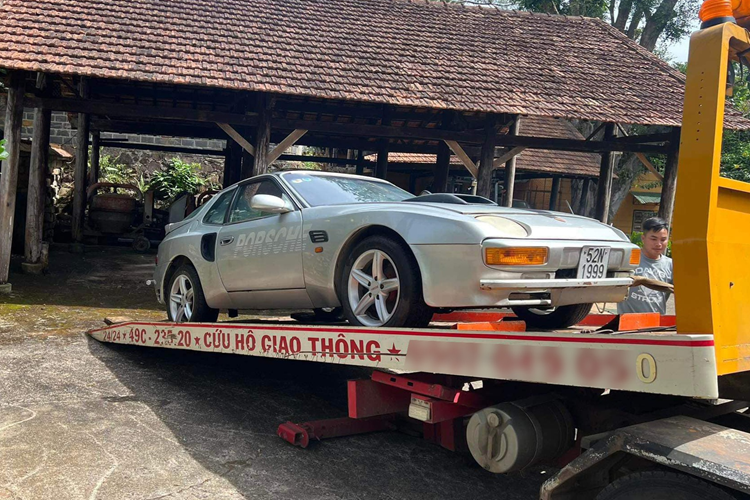 Vào đầu năm 1989 trước khi ra mắt 944S2, Porsche đã nâng cấp động cơ của 944 từ động cơ 4 xi-lanh 2,5 lít lên động cơ 2,7 lít có đường kính xy-lanh 104 mm và hành trình piston 78,9 mm, với công suất định mức là 165 PS (so với 160 PS của phiên bản 2,5 lít năm 1988) và mô-men xoắn tăng đáng kể. Ngoài việc tăng dung tích, động cơ mới còn có thiết kế khối xi-lanh hình siam và đầu xi-lanh khác kết hợp các van lớn hơn.