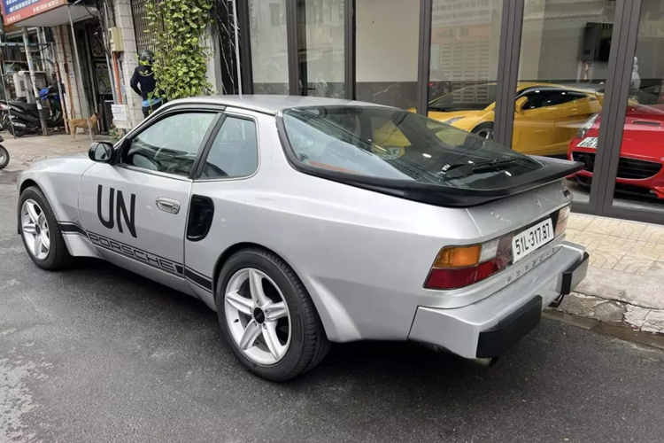 944 là mảnh ghép vô cùng thú vị trong đội hình xe Porsche của doanh nhân này khi trước đó ông sở hữu hàng chục chiếc xe 911 đủ các đời, bên cạnh đó còn có siêu phẩm 918 Spyder, rất nhiều xe Cayenne, Panamera từ Turbo đến Turbo S hay 365.