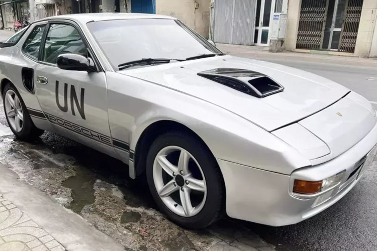 Porsche 944 của vua cà phê Việt là mẫu xe thể thao có cả phiên bản coupe và mui trần, được sản xuất tại Đức trong giai đoạn từ 1982 đến 1991, ở Việt Nam, chỉ có vài chiếc xuất hiện, trong đó xe của "Qua" Vũ có phần cản sau gây chú ý khi có thêm tấm cao su nhô ra, chứng nó được nhập từ thị trường Bắc Mỹ.