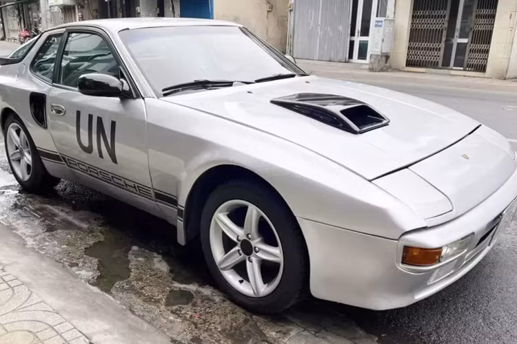 Porsche 944 của vua cà phê Việt là mẫu xe thể thao có cả phiên bản coupe và mui trần, được sản xuất tại Đức trong giai đoạn từ 1982 đến 1991, ở Việt Nam, chỉ có vài chiếc xuất hiện, trong đó xe của "Qua" Vũ có phần cản sau gây chú ý khi có thêm tấm cao su nhô ra, chứng nó được nhập từ thị trường Bắc Mỹ.