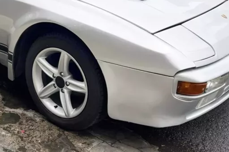 Những chiếc xe Porsche 944 hàng hiếm dành cho thị trường Bắc Mỹ có cản xe lớn hơn và cản trước có phần cao su lớn hơn, thay thế đèn phụ theo yêu cầu của luật pháp Bắc Mỹ.