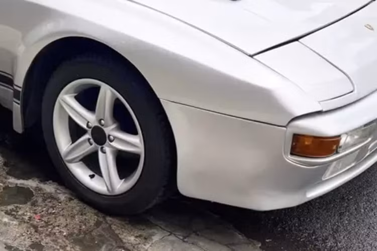 Những chiếc xe Porsche 944 hàng hiếm dành cho thị trường Bắc Mỹ có cản xe lớn hơn và cản trước có phần cao su lớn hơn, thay thế đèn phụ theo yêu cầu của luật pháp Bắc Mỹ.