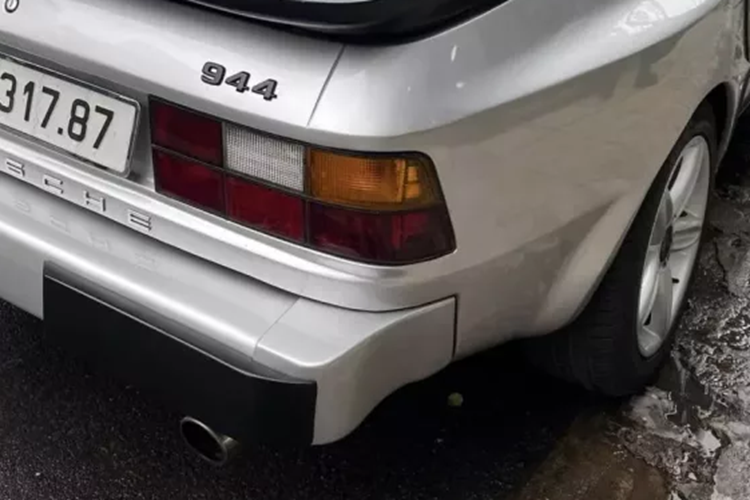 Vào giữa năm 1985, 944 đã trải qua những thay đổi đáng kể đầu tiên, bao gồm bảng điều khiển và tấm ốp cửa mới, ăng-ten radio, máy phát điện được nâng cấp (từ 90 ampe lên 115 ampe), tăng dung tích thùng dầu, tay điều khiển hợp kim đúc phía trước và phía sau mới, bình nhiên liệu lớn hơn, ghế sưởi và ghế chỉnh điện tùy chọn, hệ thống âm thanh Porsche HiFi và sửa đổi cách lắp hộp số để giảm tiếng ồn và độ rung.