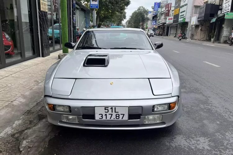 Một chiếc Porsche 944 của Đặng Lê Nguyên Vũ đời cổ thuộc dạng hiếm vừa xuất hiện tại TP HCM, nước sơn của xe vẫn còn khá mới và ấn tượng hơn, người cầm lái chính là ông Đặng Lê Nguyên Vũ, nhà sưu tập xe hàng đầu ở Asean này với dàn xe hơn 700 chiếc.