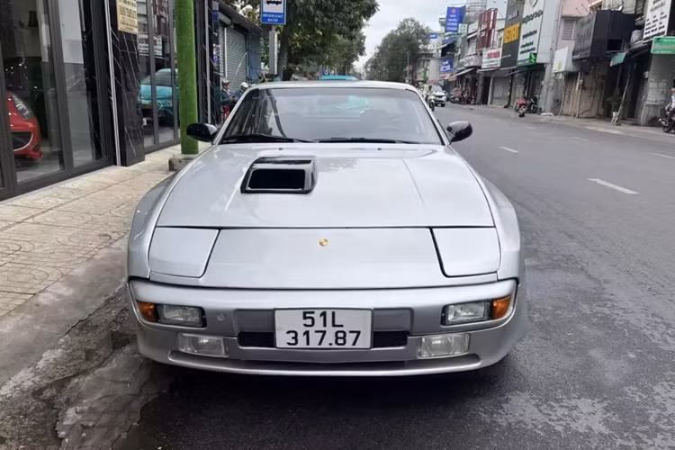 Một chiếc Porsche 944 của Đặng Lê Nguyên Vũ đời cổ thuộc dạng hiếm vừa xuất hiện tại TP HCM, nước sơn của xe vẫn còn khá mới và ấn tượng hơn, người cầm lái chính là ông Đặng Lê Nguyên Vũ, nhà sưu tập xe hàng đầu ở Asean này với dàn xe hơn 700 chiếc.