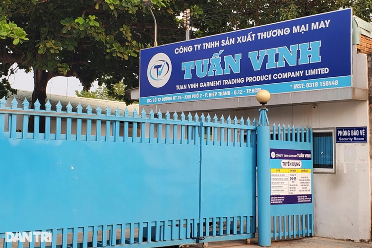 Cong nhan di doi luong phat hien Giam doc ban hang o cang tin