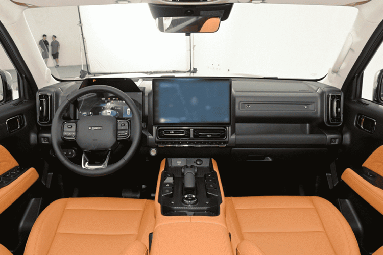 Về bên ngoài, Haval H9 mới áp dụng thiết kế thân xe vuông vức, nổi bật với lưới tản nhiệt phía trước được gắn các dải trang trí mạ crôm ngang dày, đèn pha tròn với đường viền vuông, lốp dự phòng bên ngoài phía sau, hai đèn hậu hình chữ nhật bố trí dọc ở hai bên đuôi xe và đèn hậu hình chữ nhật xếp dọc ở hai bên đuôi xe. cửa sau mở sang một bên.