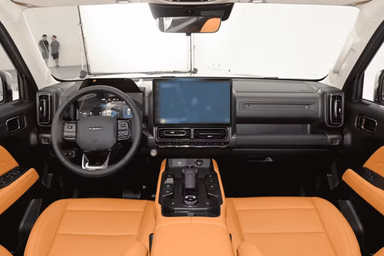 Về bên ngoài, Haval H9 mới áp dụng thiết kế thân xe vuông vức, nổi bật với lưới tản nhiệt phía trước được gắn các dải trang trí mạ crôm ngang dày, đèn pha tròn với đường viền vuông, lốp dự phòng bên ngoài phía sau, hai đèn hậu hình chữ nhật bố trí dọc ở hai bên đuôi xe và đèn hậu hình chữ nhật xếp dọc ở hai bên đuôi xe. cửa sau mở sang một bên.