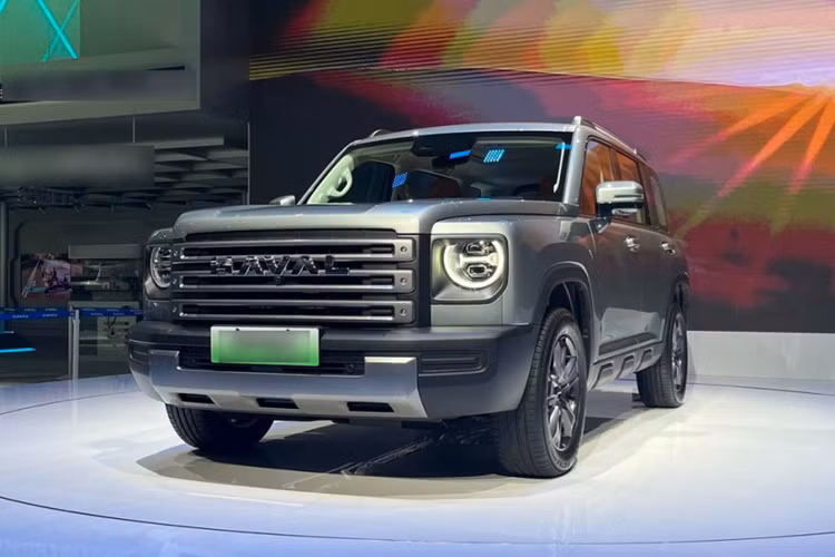 Giá nóc có chiều dài 2057 mm và có thể chịu tải trọng tĩnh lên tới 75 kg. Bệ bước điện có chiều dài 1903 mm và có khả năng điều khiển tự động.