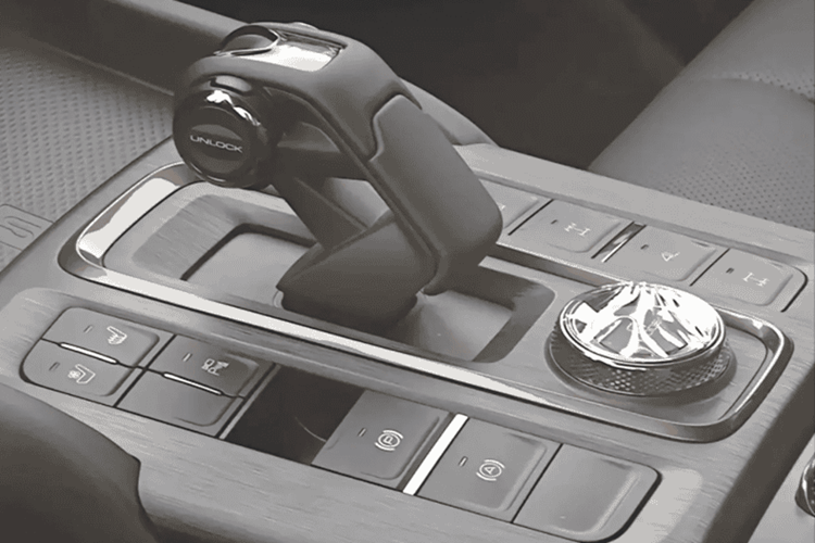 Ngoài ra, các mẫu xe chạy xăng chạy trên vành 17/18/19 inch, trong khi các mẫu động cơ diesel chỉ được trang bị vành 18 inch. Hơn nữa, người tiêu dùng sẽ có thể lựa chọn bốn màu ngoại thất gồm Trắng khói, Đen ngói, Xám đá phiến và Xanh lục Spring Mountain.