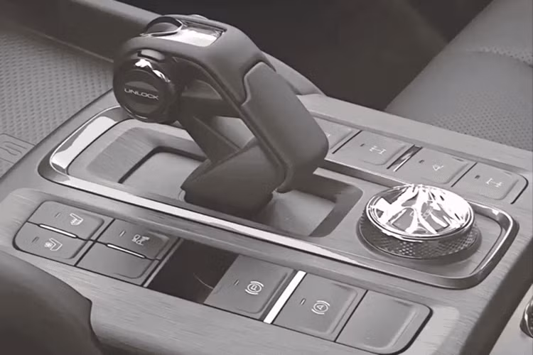 Ngoài ra, các mẫu xe chạy xăng chạy trên vành 17/18/19 inch, trong khi các mẫu động cơ diesel chỉ được trang bị vành 18 inch. Hơn nữa, người tiêu dùng sẽ có thể lựa chọn bốn màu ngoại thất gồm Trắng khói, Đen ngói, Xám đá phiến và Xanh lục Spring Mountain.