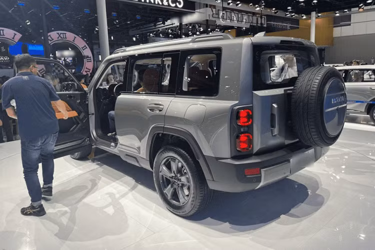 Dựa trên những bức ảnh chụp nội thất, buồng lái có màn hình điều khiển trung tâm nổi và bảng điều khiển LCD hình chữ nhật. Hơn nữa, bảng điều khiển trung tâm có nhiều nút bấm vật lý, cần gạt, núm xoay và ngăn chứa đồ.