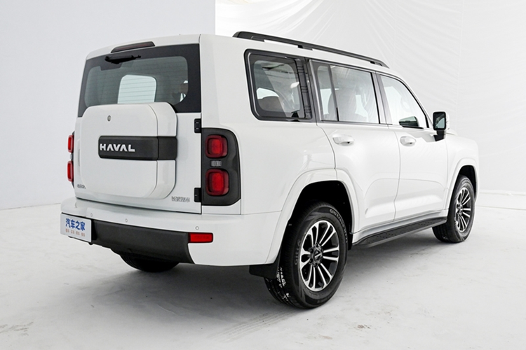 Đồng thời, một phiên bản trang bị động cơ diesel 2,4T công suất 137 mã lực/480 Nm kết hợp với động cơ 9AT cũng được bổ sung. Ngoài ra, hệ dẫn động bốn bánh BorgWarner Torque-On-Demand và ba ổ khóa vi sai phía trước, giữa và sau cũng không vắng mặt.