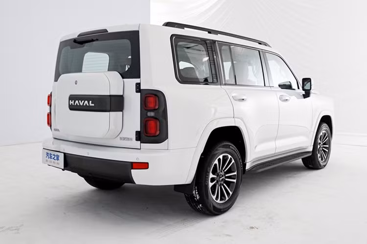 Đồng thời, một phiên bản trang bị động cơ diesel 2,4T công suất 137 mã lực/480 Nm kết hợp với động cơ 9AT cũng được bổ sung. Ngoài ra, hệ dẫn động bốn bánh BorgWarner Torque-On-Demand và ba ổ khóa vi sai phía trước, giữa và sau cũng không vắng mặt.