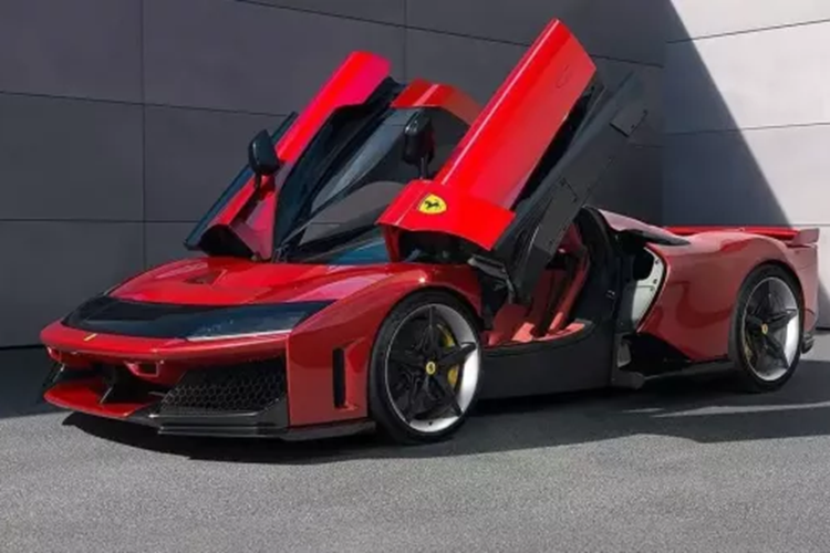 Việc bổ sung thêm sức mạnh hybrid giúp F80 có tổng công suất 1.184 mã lực so với 819 mã lực của 296, và biến F80 trở thành siêu xe dẫn động bốn bánh đầu tiên của Ferrari. Nhưng mặc dù có rất nhiều năng lượng điện, F80 không có chế độ chạy thuần điện.