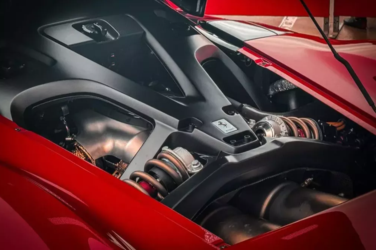 Hai động cơ ở mũi xe cung cấp tới 282 mã lực cho bánh trước và cho phép chức năng điều hướng mô-men xoắn, và Ferrari cho biết trọng lượng 61,5 kg nhẹ hơn 14 kg so với SF 90. Động cơ thứ ba truyền 80 mã lực tới bánh sau, nhưng có thể tạo ra 94 mã lực bằng cách thu năng lượng phanh.