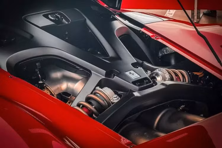 Hai động cơ ở mũi xe cung cấp tới 282 mã lực cho bánh trước và cho phép chức năng điều hướng mô-men xoắn, và Ferrari cho biết trọng lượng 61,5 kg nhẹ hơn 14 kg so với SF 90. Động cơ thứ ba truyền 80 mã lực tới bánh sau, nhưng có thể tạo ra 94 mã lực bằng cách thu năng lượng phanh.