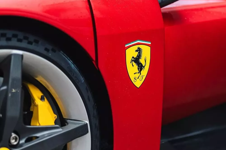 Mới đây, 1 sự kiện tập trung các siêu xe đua của Ferrari đã quy tục hàng chục mẫu từ xe công thức 1 đến xe đua và cả sự xuất hiện của Ferrari F80. Người hâm mộ thật sự ấn tượng với động cơ V6 cùng 3 mô tơ điện có trên chiếc xe F80 này để tạo ra công suất tối đa 1.200 ps.