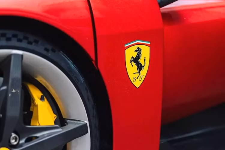 Mới đây, 1 sự kiện tập trung các siêu xe đua của Ferrari đã quy tục hàng chục mẫu từ xe công thức 1 đến xe đua và cả sự xuất hiện của Ferrari F80. Người hâm mộ thật sự ấn tượng với động cơ V6 cùng 3 mô tơ điện có trên chiếc xe F80 này để tạo ra công suất tối đa 1.200 ps.