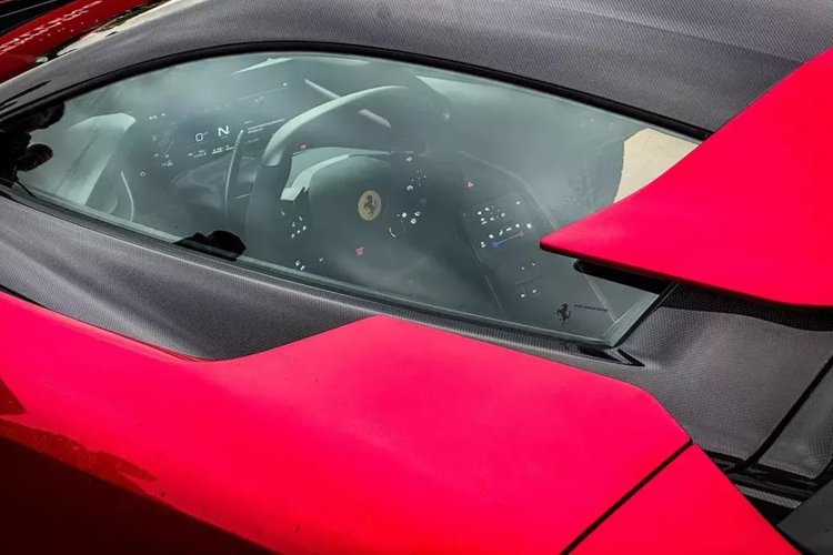 Chưa hết, xe còn sử dụng thiết lập ba động cơ điện giống như SF90.