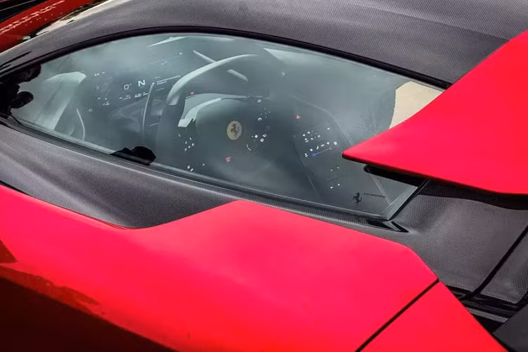 Chưa hết, xe còn sử dụng thiết lập ba động cơ điện giống như SF90.