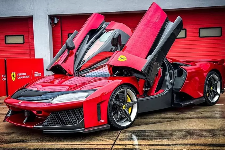 Cụ thể, chiếc Ferrari F80 dùng máy F163CF sử dụng động cơ V6 120 độ có liên quan đến động cơ trong cả 296 GTB và 499P giành chiến thắng tại Le Mans. Nhưng thay vì động cơ đốt trong 296 tạo ra công suất 654 mã lực, bộ phận ICE không nặng hơn của F80 tạo ra công suất tới 888 mã lực và mô-men xoắn tăng từ 546 lb-ft (740 Nm) lên 627 lb-ft (850 Nm).