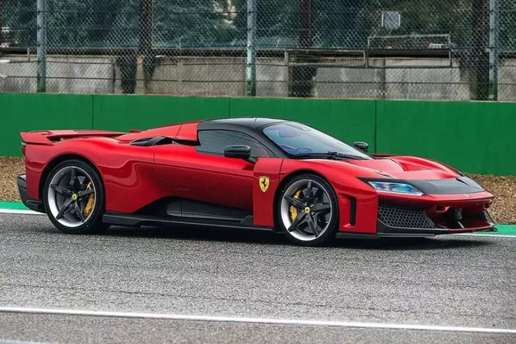 F80 là siêu xe Ferrari triệu đô đầu tiên sử dụng cổ máy V6, thay vì V8 như 280 GT0, F40 và cổ máy huyền thoại V12 từ F50, Enzo cho đến LaFerrari. Chỉ có 799 chiếc xe được sản xuất và giá phải trả từ 3,9 triệu USD, khiến nó trở thành chiếc Ferrari đắt nhất, lạ nhất trong bộ "big six".