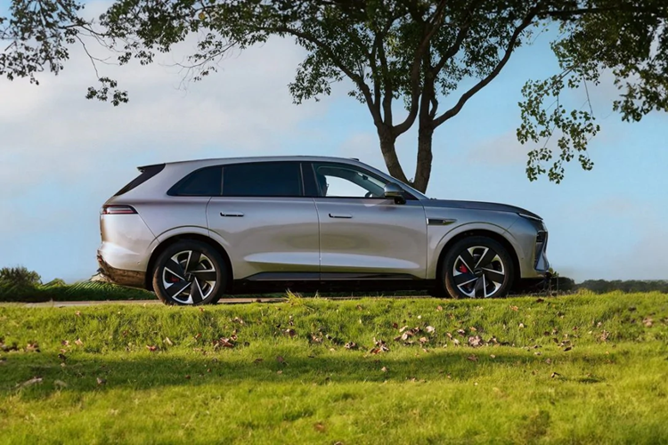 Hơn nữa, bộ pin được cung cấp bởi Gotion High-tech (trước đây là CATL), cung cấp phạm vi hoạt động toàn diện của CLTC là 1.500 km và phạm vi hoạt động hoàn toàn bằng điện của CLTC là 240 km. Với nền tảng sạc nhanh 400V, mất 17,5 phút để sạc đầy pin từ 20% đến 80%. Hiện tại, nhà sản xuất chính thức vẫn chưa tiết lộ loại pin.