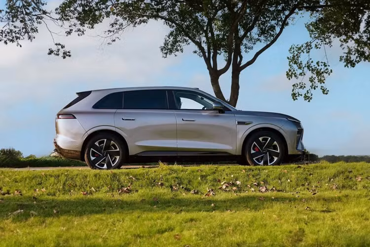 Hơn nữa, bộ pin được cung cấp bởi Gotion High-tech (trước đây là CATL), cung cấp phạm vi hoạt động toàn diện của CLTC là 1.500 km và phạm vi hoạt động hoàn toàn bằng điện của CLTC là 240 km. Với nền tảng sạc nhanh 400V, mất 17,5 phút để sạc đầy pin từ 20% đến 80%. Hiện tại, nhà sản xuất chính thức vẫn chưa tiết lộ loại pin.