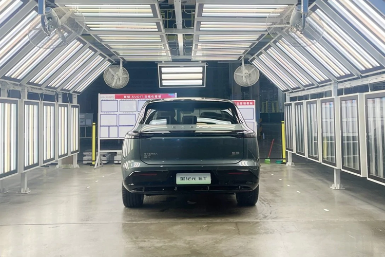 Một điểm nổi bật khác của SUV Chery Exeed Exlantix ET chạy điện mới là đây là mẫu xe đầu tiên được trang bị hệ thống lái xe thông minh Falcon của Chery, sử dụng 30 cảm biến và hai chip NVIDIA Orin-X, bao gồm chức năng dẫn đường tốc độ cao, dẫn đường trong thành phố và đỗ xe thông minh mà không cần bản đồ độ nét cao.