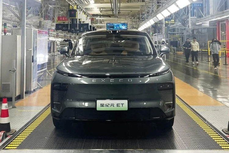 Bộ mở rộng phạm vi có công suất tối đa 115 kW (154 mã lực) và mô-men xoắn cực đại 220 Nm, trong khi động cơ trước và sau lần lượt cho công suất 150 kW (201 mã lực)/310 Nm và 195 kW (261 mã lực)/324 Nm. Khả năng tăng tốc từ 0 đến 100 km/h là 4,8 giây và tốc độ tối đa có thể đạt 195 km/h.